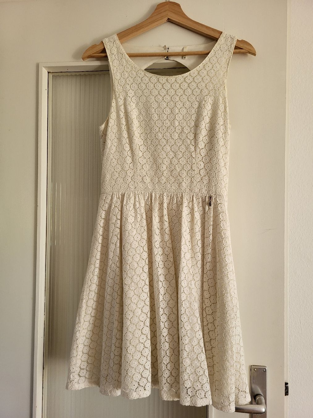 Only Vestiti: Cremefarbenes Spitzenkleid – Usato da Baar venduto da SandroTI