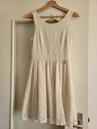Cremefarbenes Spitzenkleid