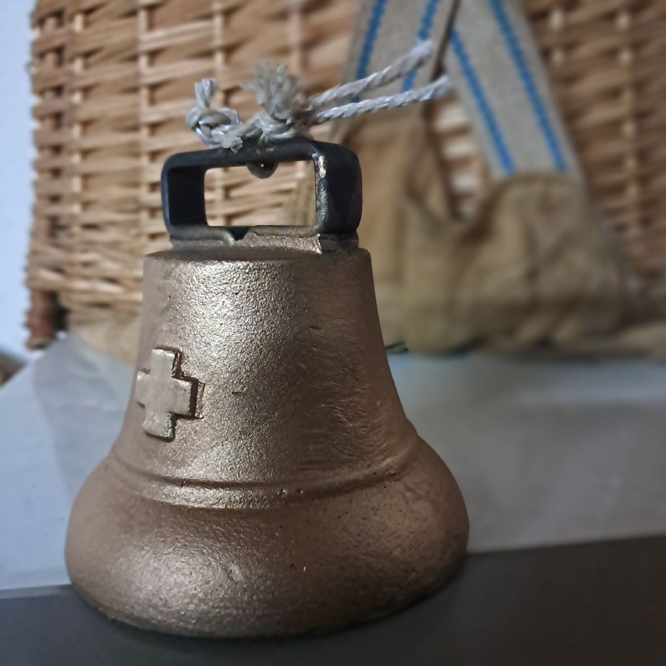 Cloches & sonnailles: SCHLICHTES GLÖGGLI MIT SCHWEIZERKREUZ  – D'occasion à Murten par SHETHOF 6