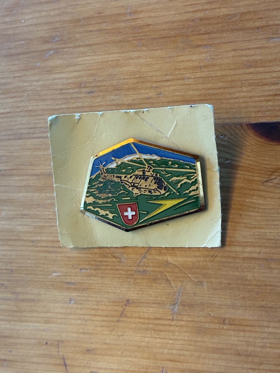 Armée suisse Plaquettes & Badges: Pin Super Puma BAMF Schweizer Luftwaffe  – D'occasion à Erlen par Mirageiii