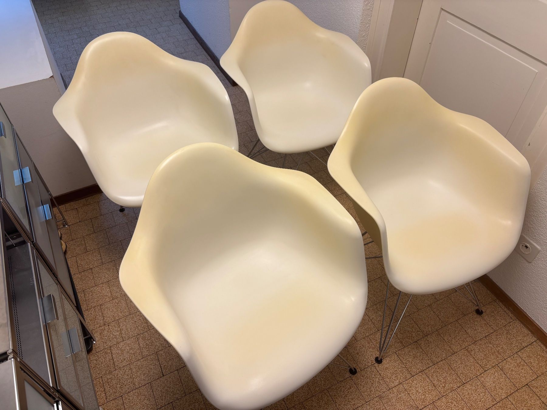 Eames Chaises: Vitra Eames Plastic Armchair DAR Weiss Original Design – D'occasion à Luzern par pengmarket_gmbh 1