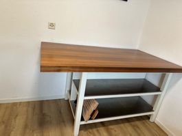 Bartisch mit Holzlaminatplatte und zwei Ablagen Weiss