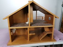 Grosse Puppenstube aus Holz mit viel Zubehör