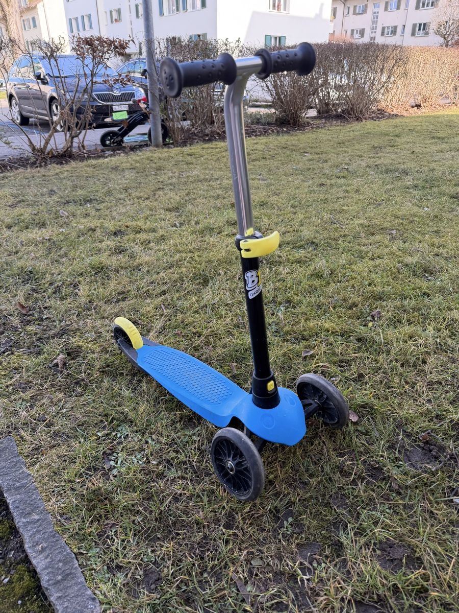 Decathlon Veicoli per bambini: Blauer Kinder-Tretroller 3 Räder von Decathlon – Usato da Oberwangen b. Bern venduto da Ssimon2 4