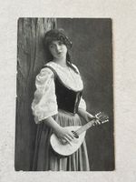 Alte Ansichtskarte Dame mit Instrument