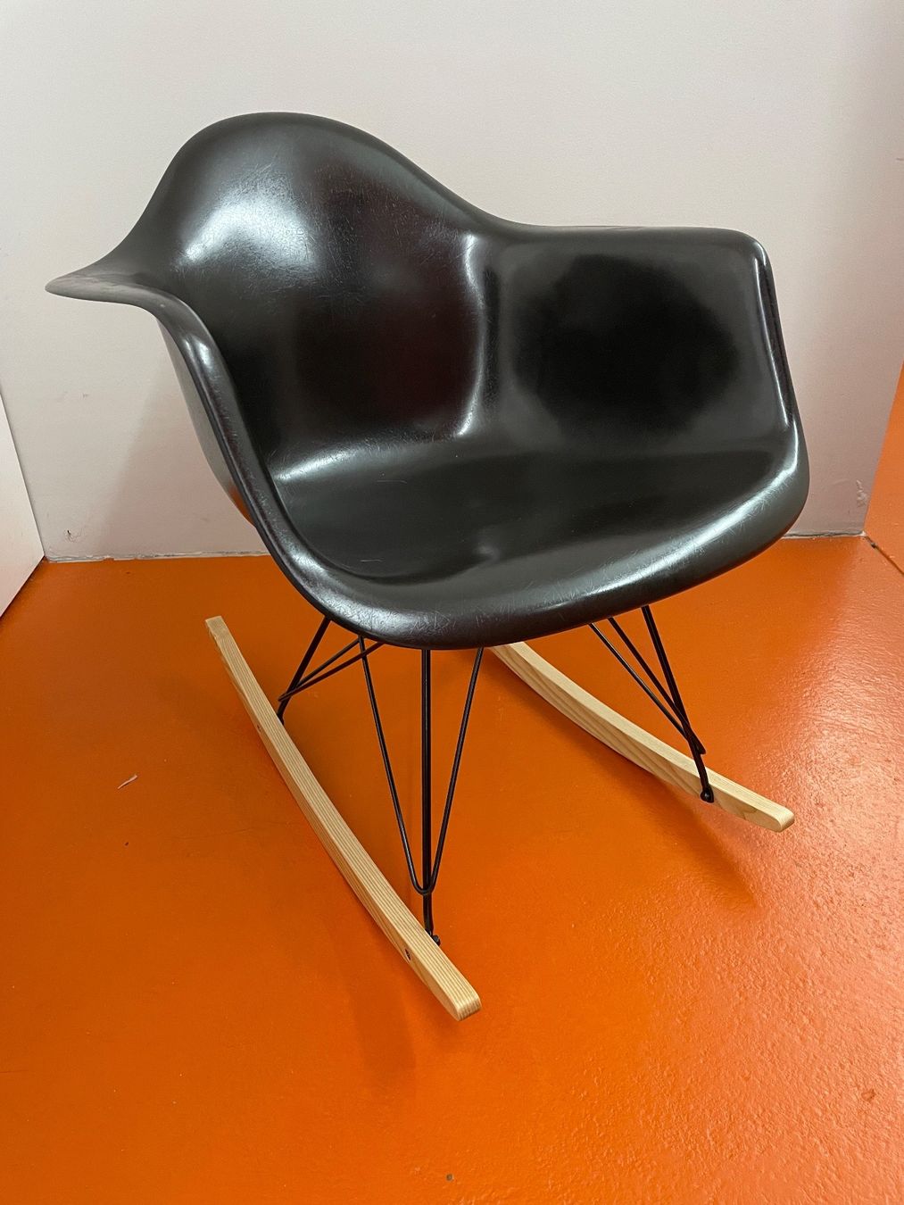 Eames Sedie: Eames Schaukelstuhl schwarz – Usato da ipsach venduto da Latigo