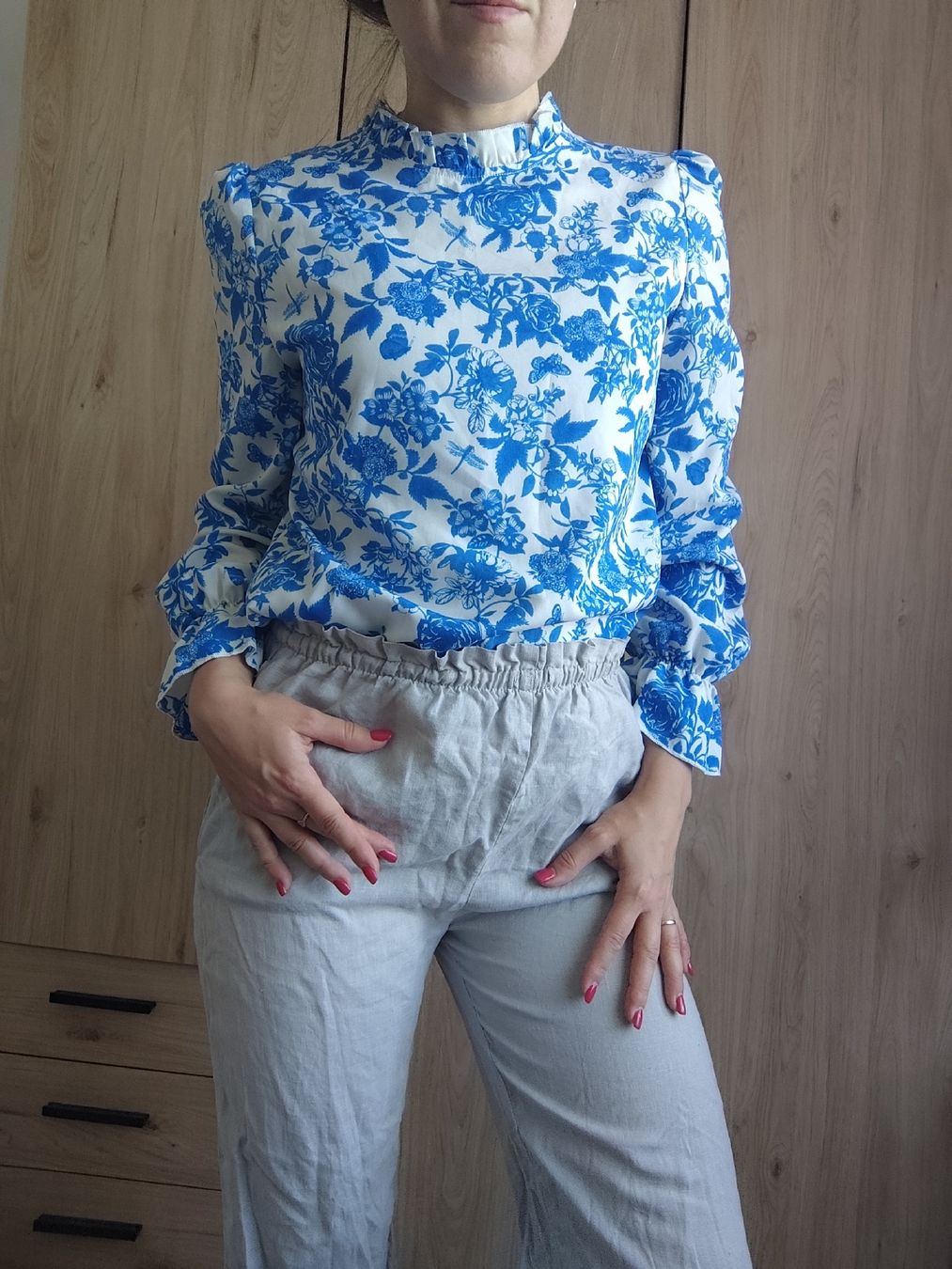 Tops: Blue Floral Blouse with Ruffled Sleeves - Size S – Gebraucht aus Mägenwil von VintageGirly 1
