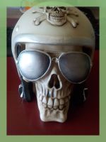 Coole Totenkopf Spardose mit Helm und Sonnenbrille!