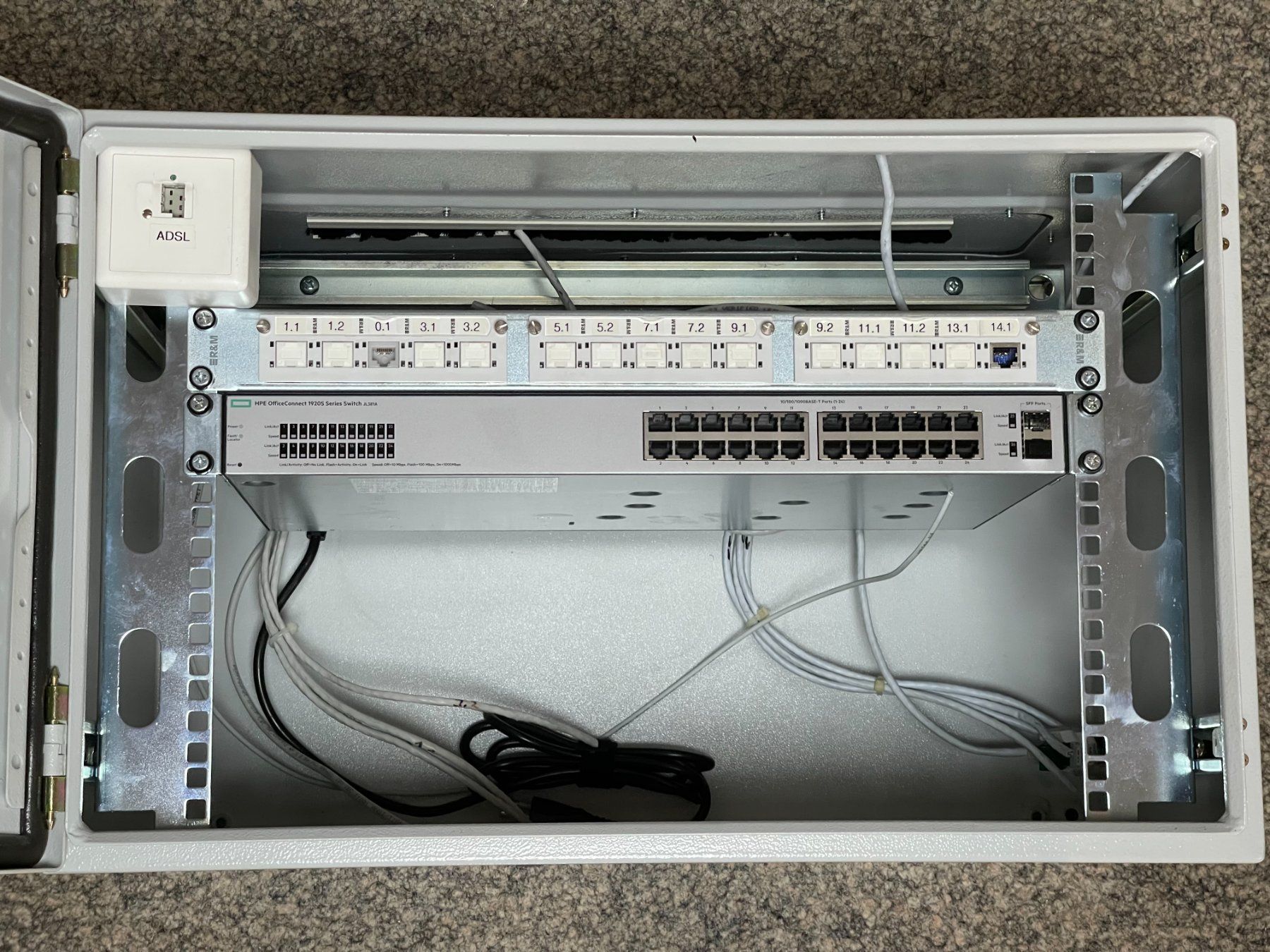 Server: Server Switch Wandmetallschrank – Gebraucht aus Matzingen von carola71