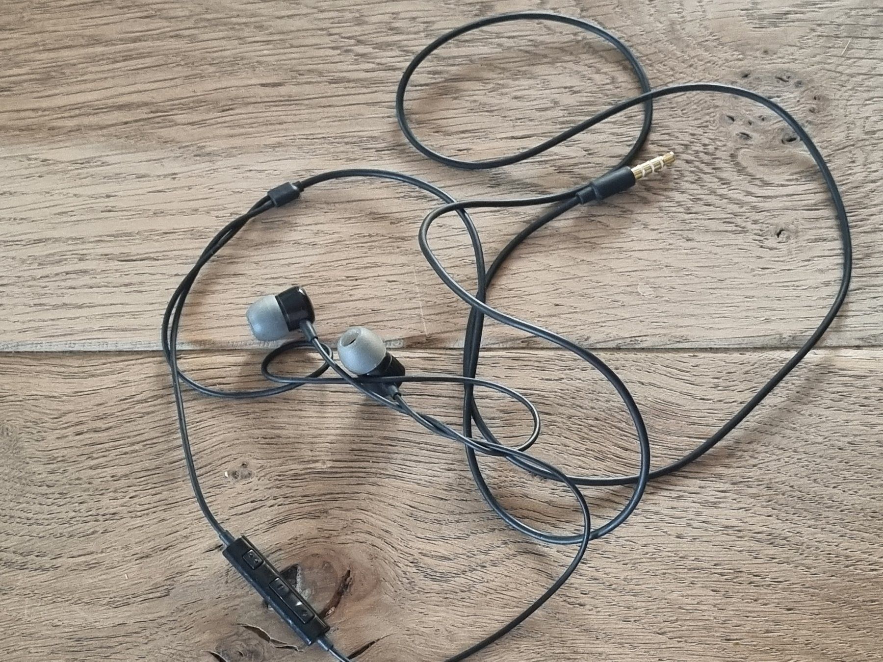 Casques audio: Écouteurs intra-auriculaires noir jack 3.5mm avec command... – D'occasion à Lavey-les-Bains par Etre-Ange