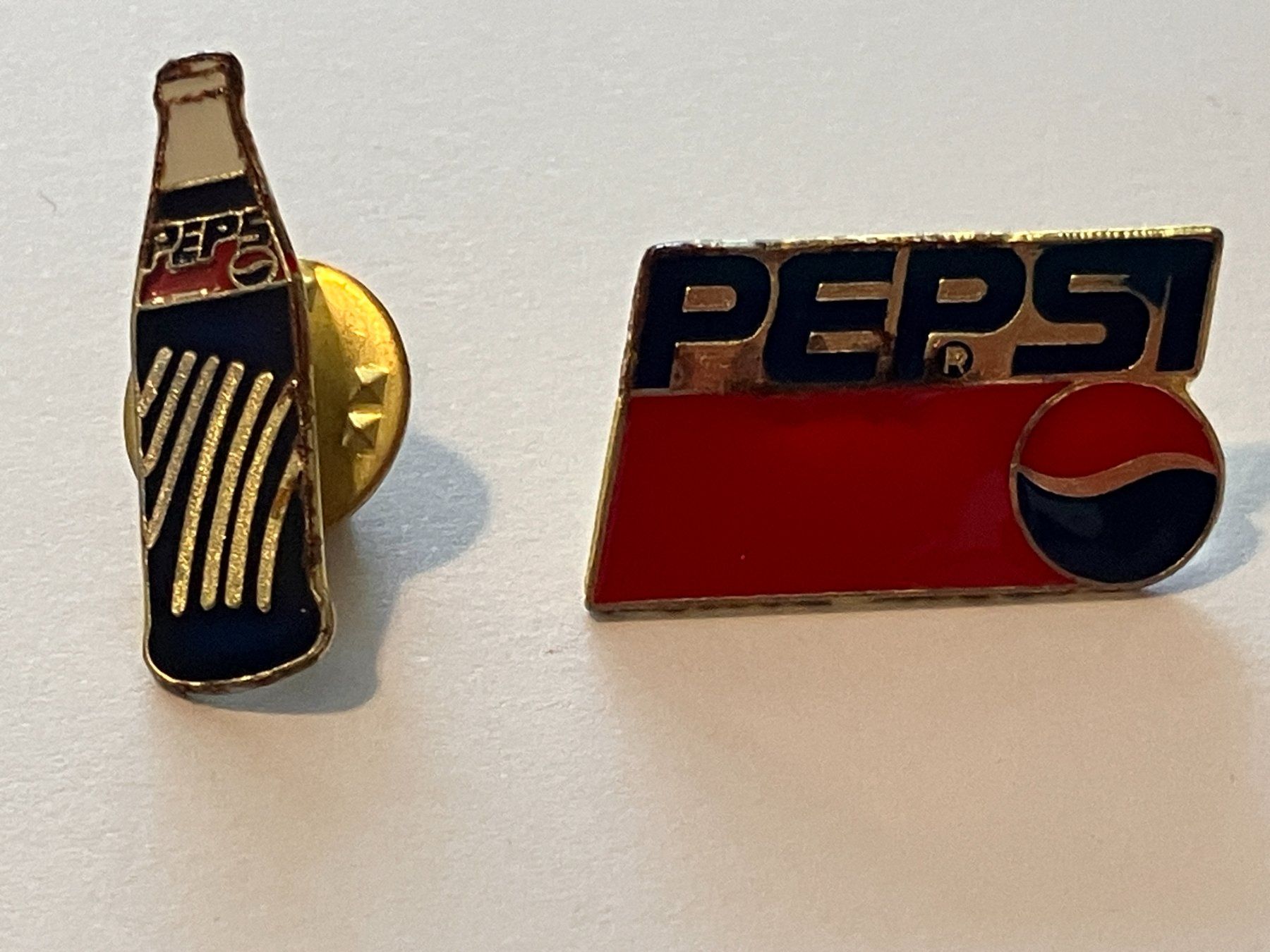Placchette & Badge: 2 Pin Pepsi – Usato da Basel venduto da djwwpp