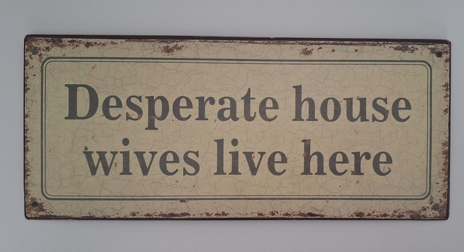 Insegne: Blechschild: Desperate Housewives live hier – Usato da Wädenswil venduto da SWISSWW