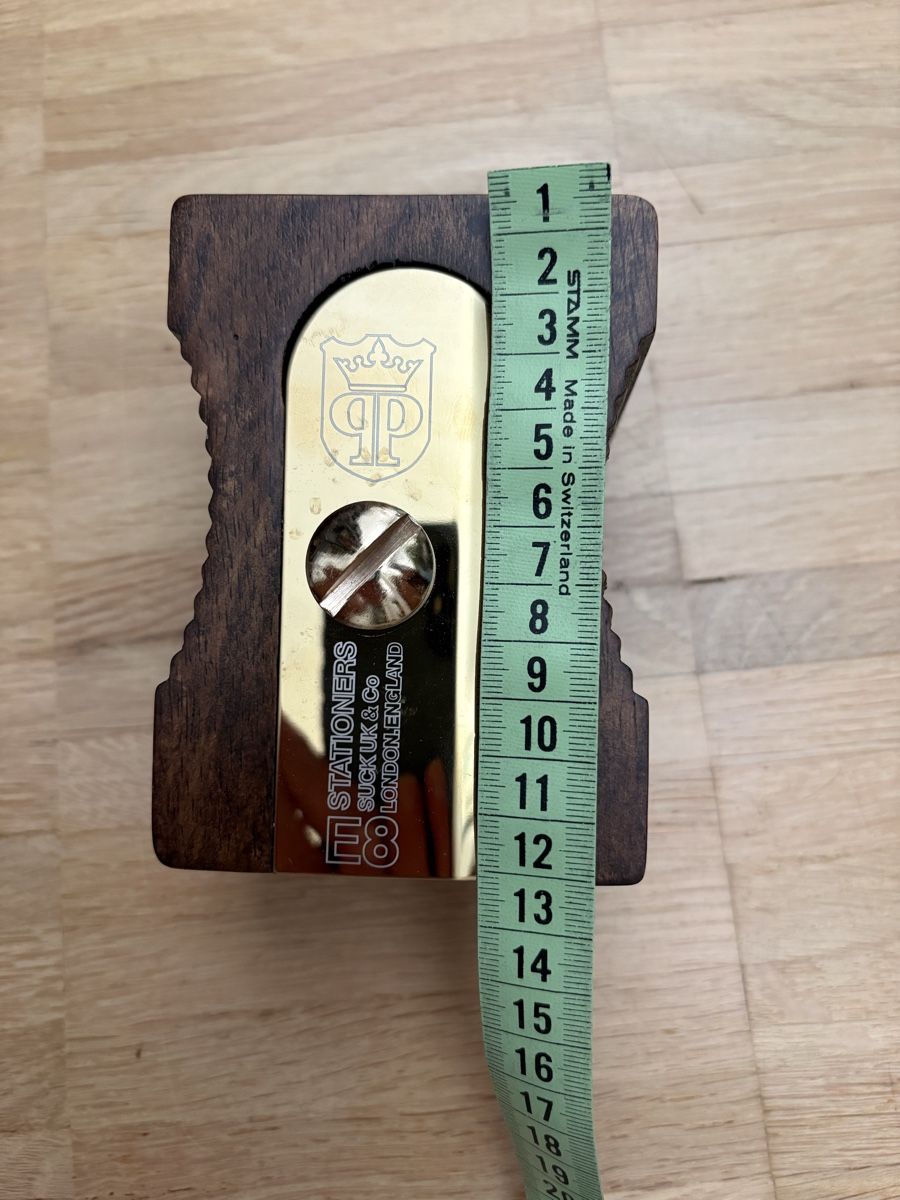 Matite, matite colorate & gessi: Wood pencil/pen holder in the shape of a sharpener – Nuovo (secondo la descrizione) da Nyon venduto da Iamher