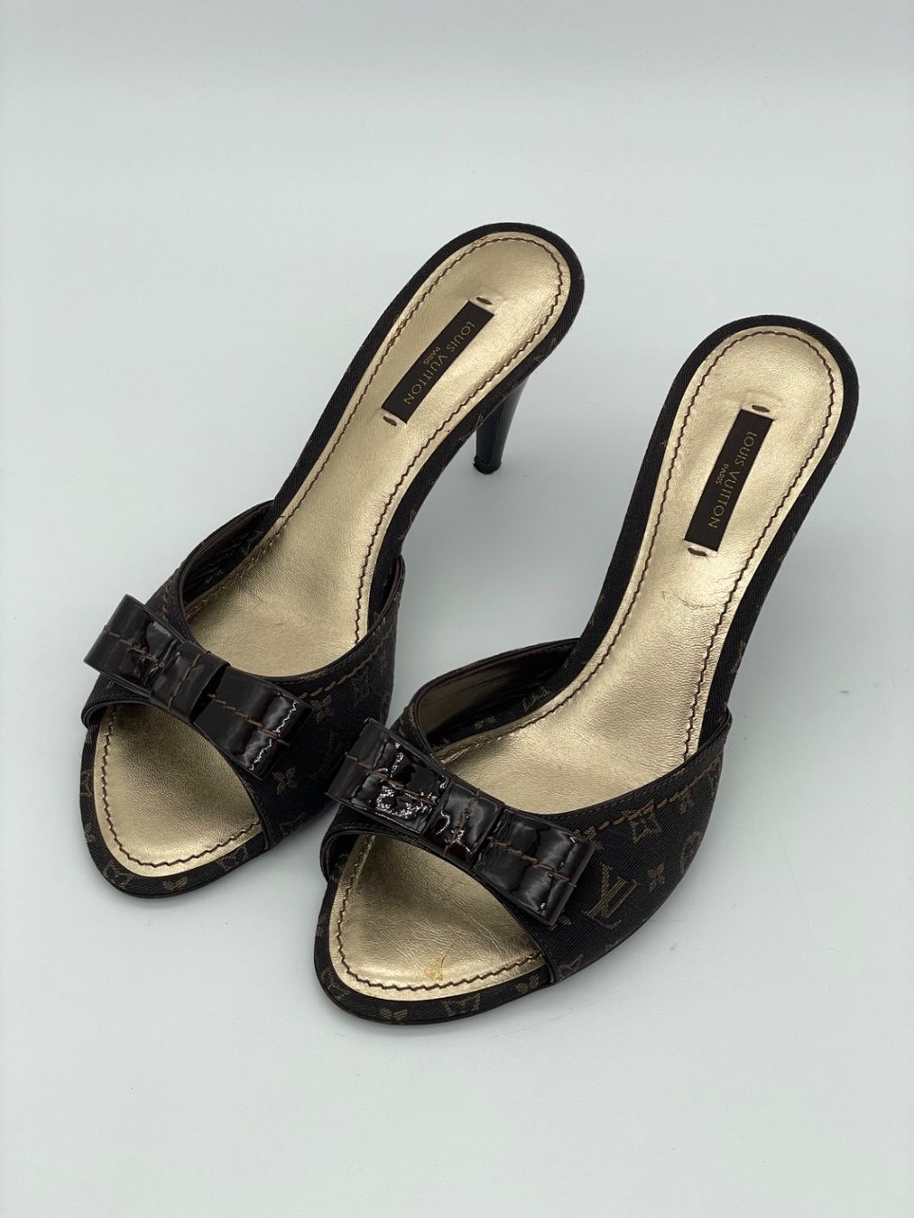Louis Vuitton Scarpe da donna: Louis Vuitton Monogram Mini Lin Mule Pump EU 38.5 Braun – Usato da Zürich venduto da shoe_shop 2
