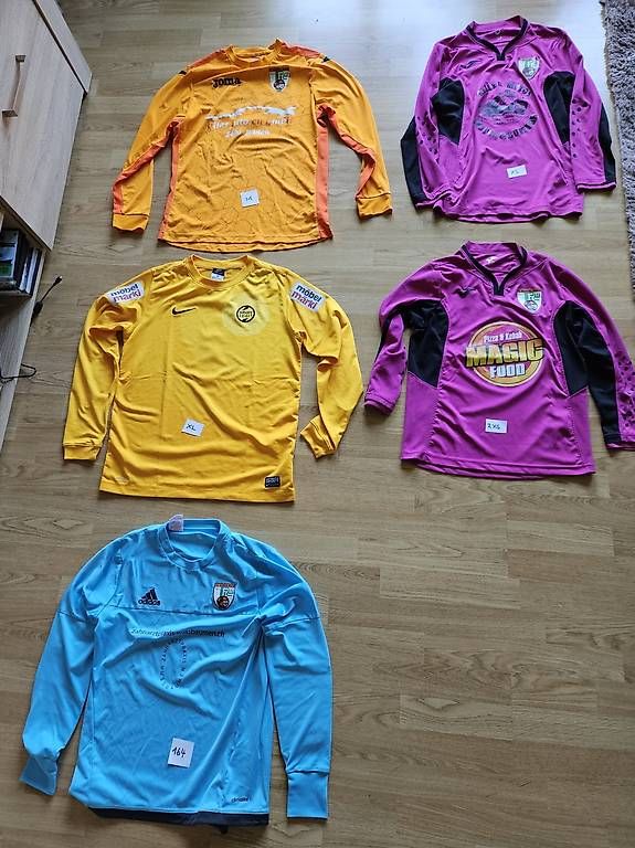 Canottiere & Pantaloni: Fussball Trikots – Usato da Sisikon venduto da bryke 1