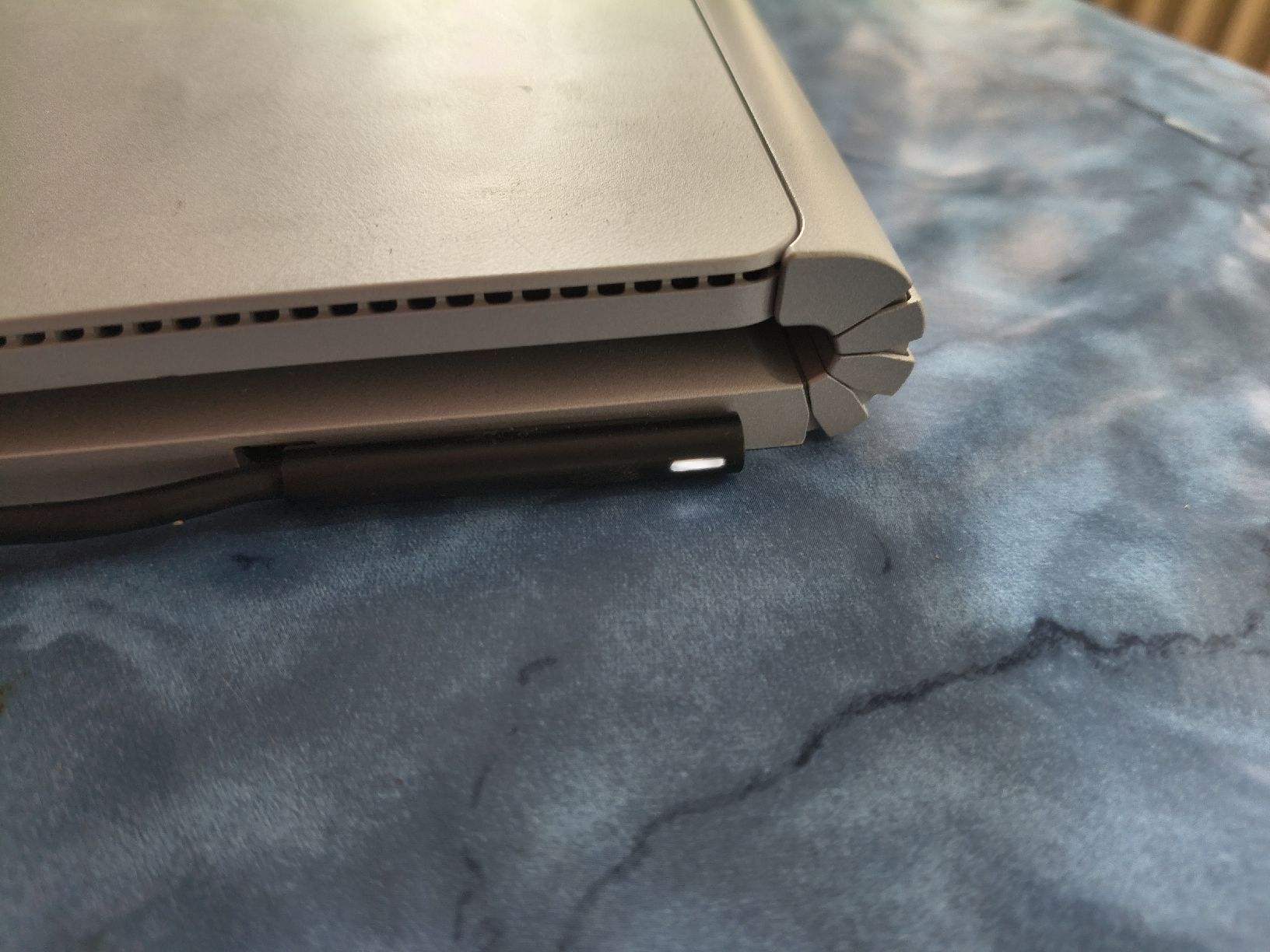 Microsoft Notebooks: Microsoft Surface Book 8GB RAM 256GB SSD i7 - Expanded Panel – Defekt aus Zürich von TrainLine 7