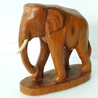 Handgeschnitzter Elefant aus Holz