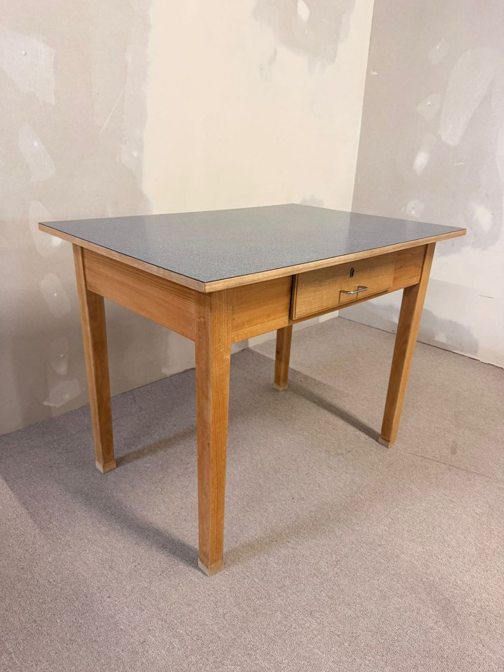 Tavoli: Robuster Vintage Tisch mit Schublade und Resopalplatte – Usato da Rickenbach ZH venduto da Der-Insider 5