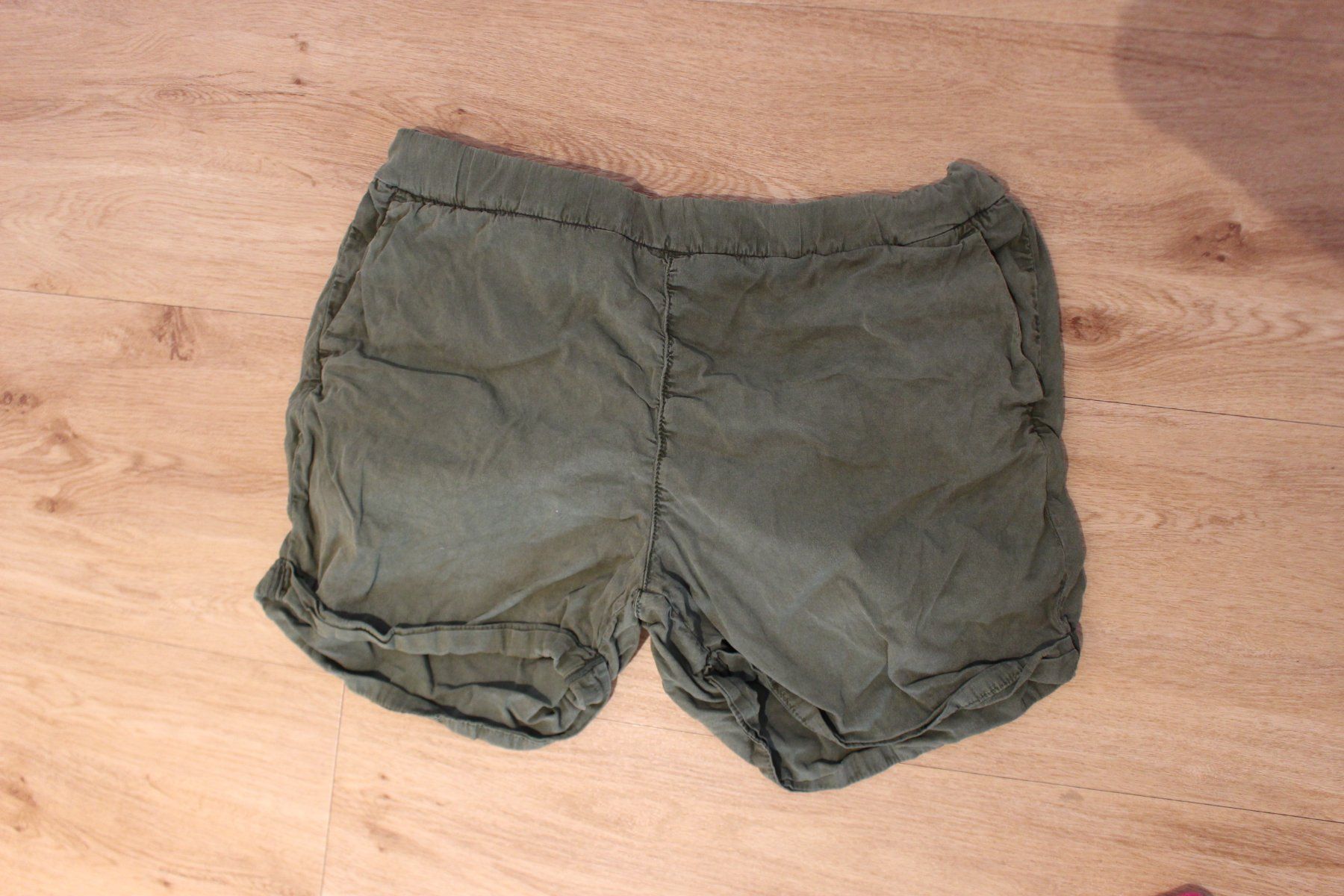 Pantaloni: Shorts "olive" - Letzte Chance – Usato da Ebnat-Kappel venduto da Moonel.104