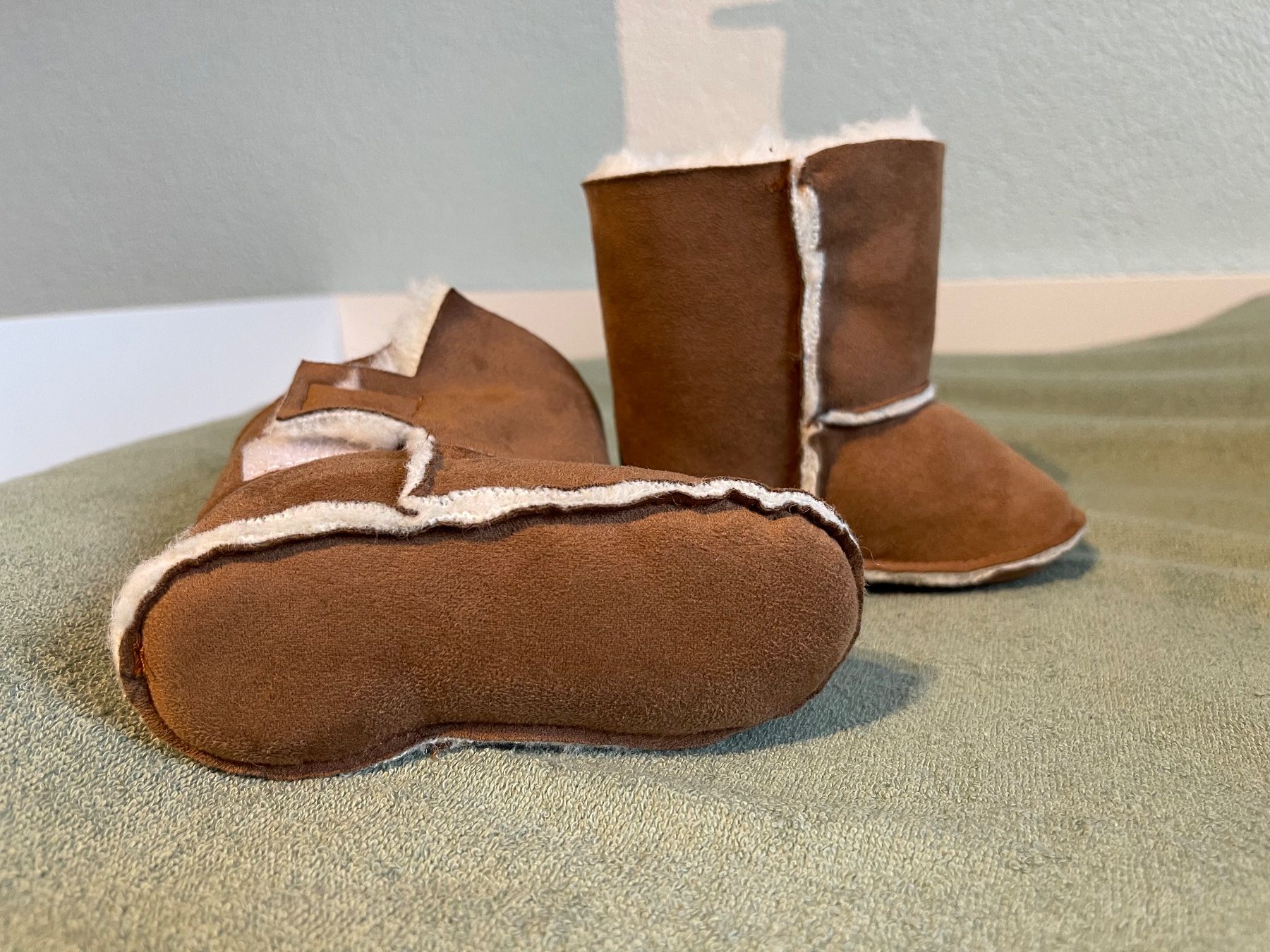 Scarpe per ragazzi: Neu: Warme Babyschuhe mit Fell, Gr. 18-19 – Nuovo (secondo la descrizione) da Dübendorf venduto da liism 1