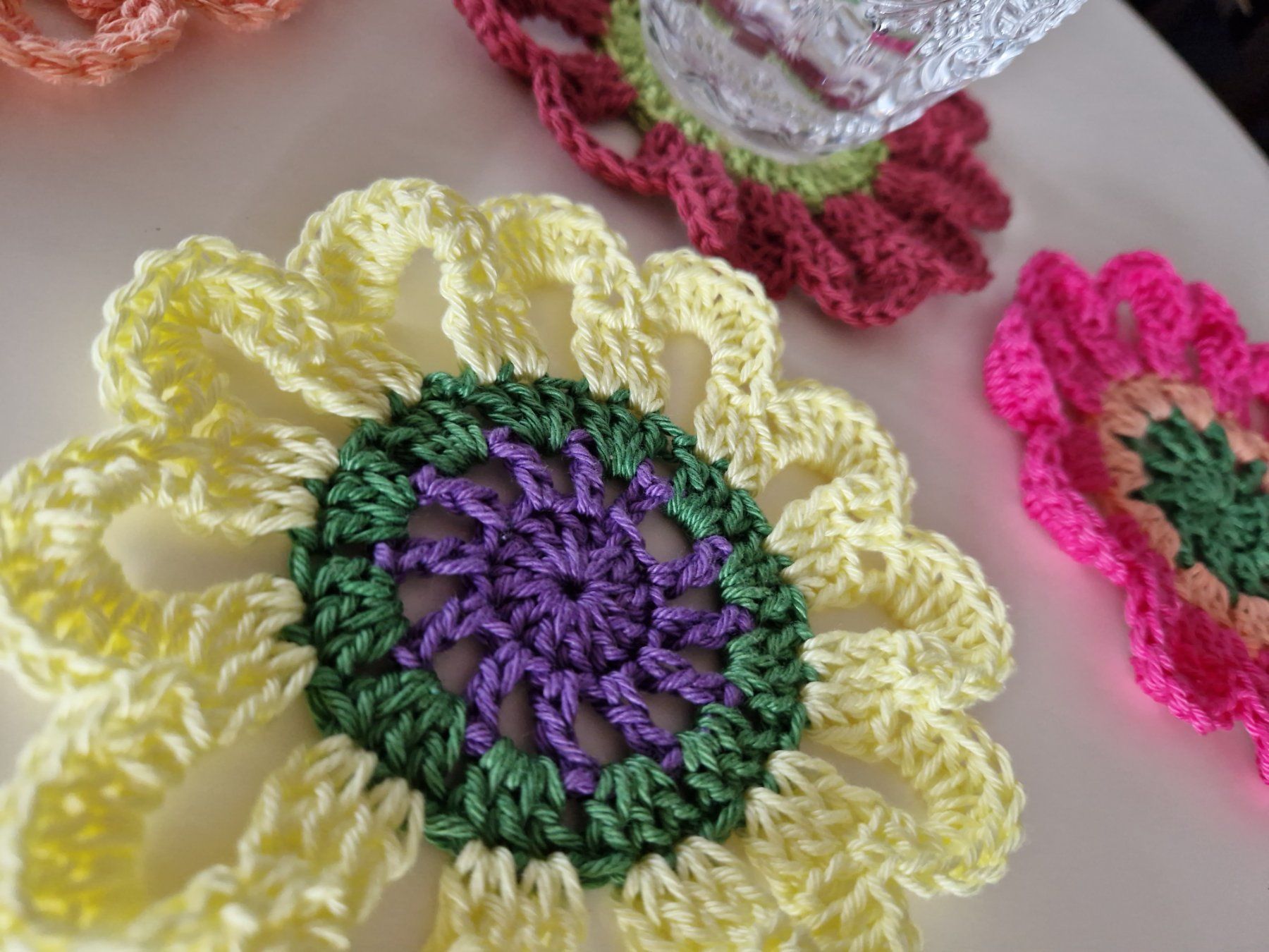 Sottobicchieri: 6 Gehäkelte bunte Blumen Untersetzer, Coaster, Handmade – Nuovo (secondo la descrizione) da Neuhausen am Rheinfall venduto da Alchimista 3