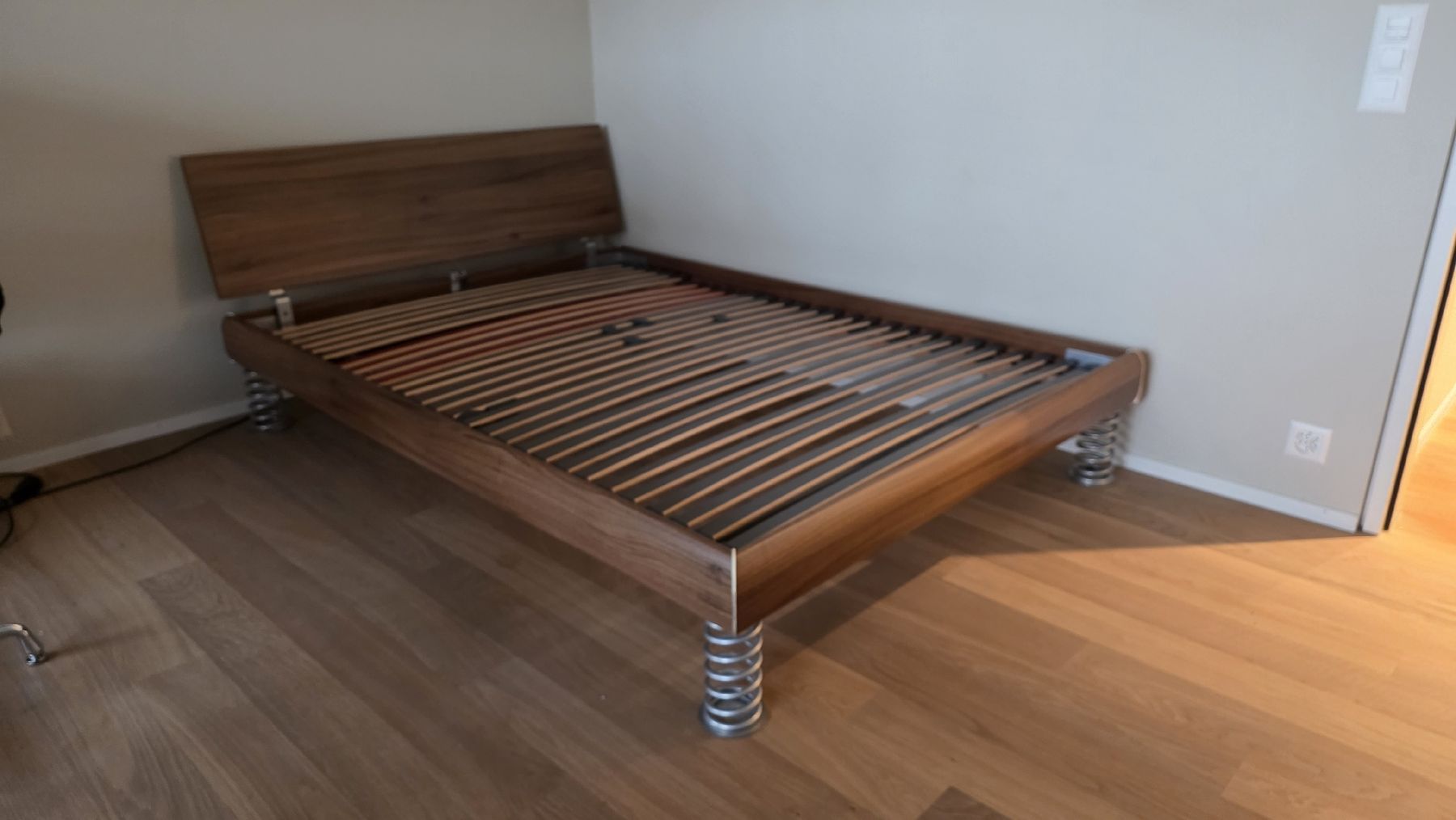 Livique Betten: Holzbett Nussbaum 140x200 cm – Gebraucht aus Kloten von Robiin_zan 1