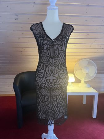Robe noire taille T2 (36/38) Holly Bracken avec perles