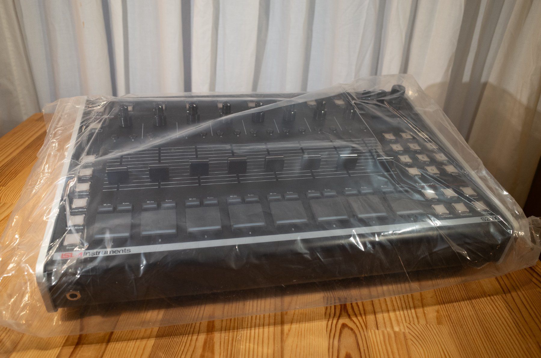 Musikinstrumente: Isla Instruments S2400 – Neu (gemäss Beschreibung) aus Wädenswil von SO2 4
