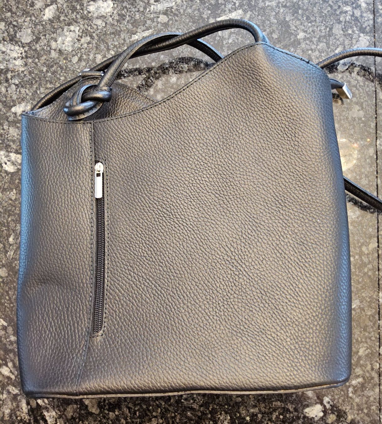 Sacs femmes: Schwarze Ledertasche und/oder Rucksack – D'occasion à Kaiseraugst par saladinpa 6