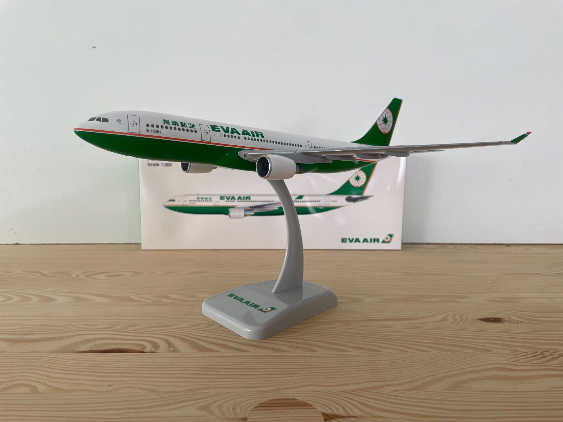 Airbus Kit di modellismo & Modellini statici: A330-200 Eva Air 1:200 – Nuovo e nell'imballaggio originale da Hinwil venduto da Yamracer