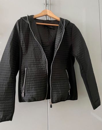 Schwarze Übergangsjacke mit Kapuze