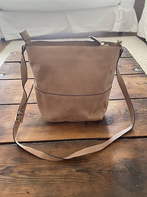 Borse da donna: Hellbraune mittlere Umhänge Tasche – Usato da Diessenhofen venduto da car_g7nt