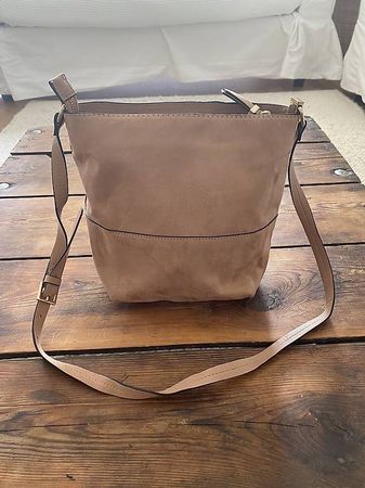 Hellbraune mittlere Umhänge Tasche