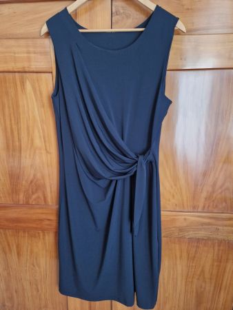 Geschmeidig fallendes, marineblaues Cocktailkleid - Gr. 40