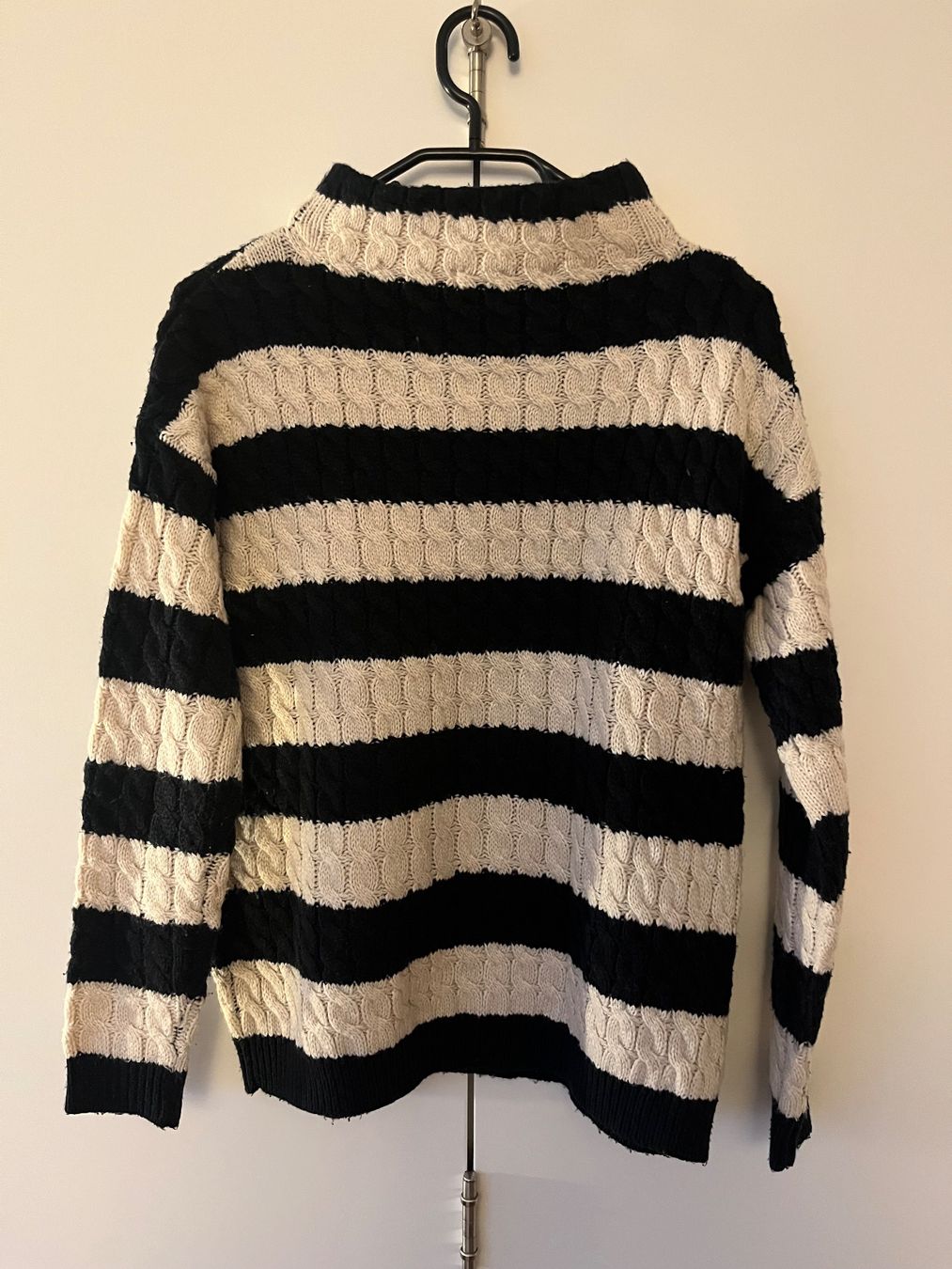 Mango Pullover & Sweatshirts: Strickpullover Schwarz-Weiss Mango S – Gebraucht aus Gümligen von blackberrys 1