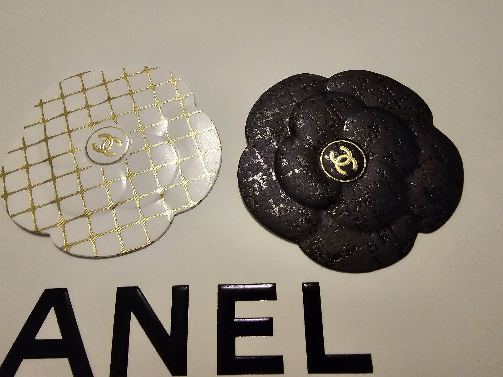 Chanel Sacs femmes: Chanel Kamelien 4 Stück – Neuf avec emballage d'origine à wallisellen par funkelsternchen5 1