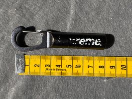 supreme karabiner schlüsselanhänger pillenbox keychain