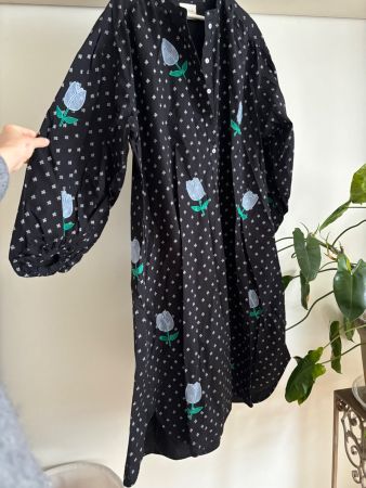Schwarzes Sommerkleid mit Blumenmuster, Grösse M, Top!