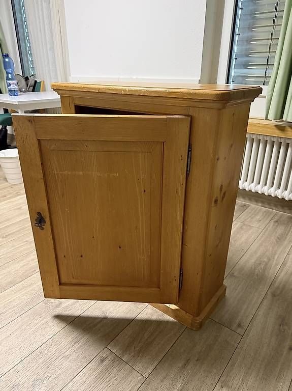 Schränke: Holz-Schrank klein – Gebraucht aus Immensee von ChrigiB01 1