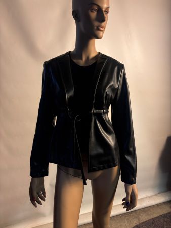 Schwarze kurze Kustleder-Jacke von Morgan.