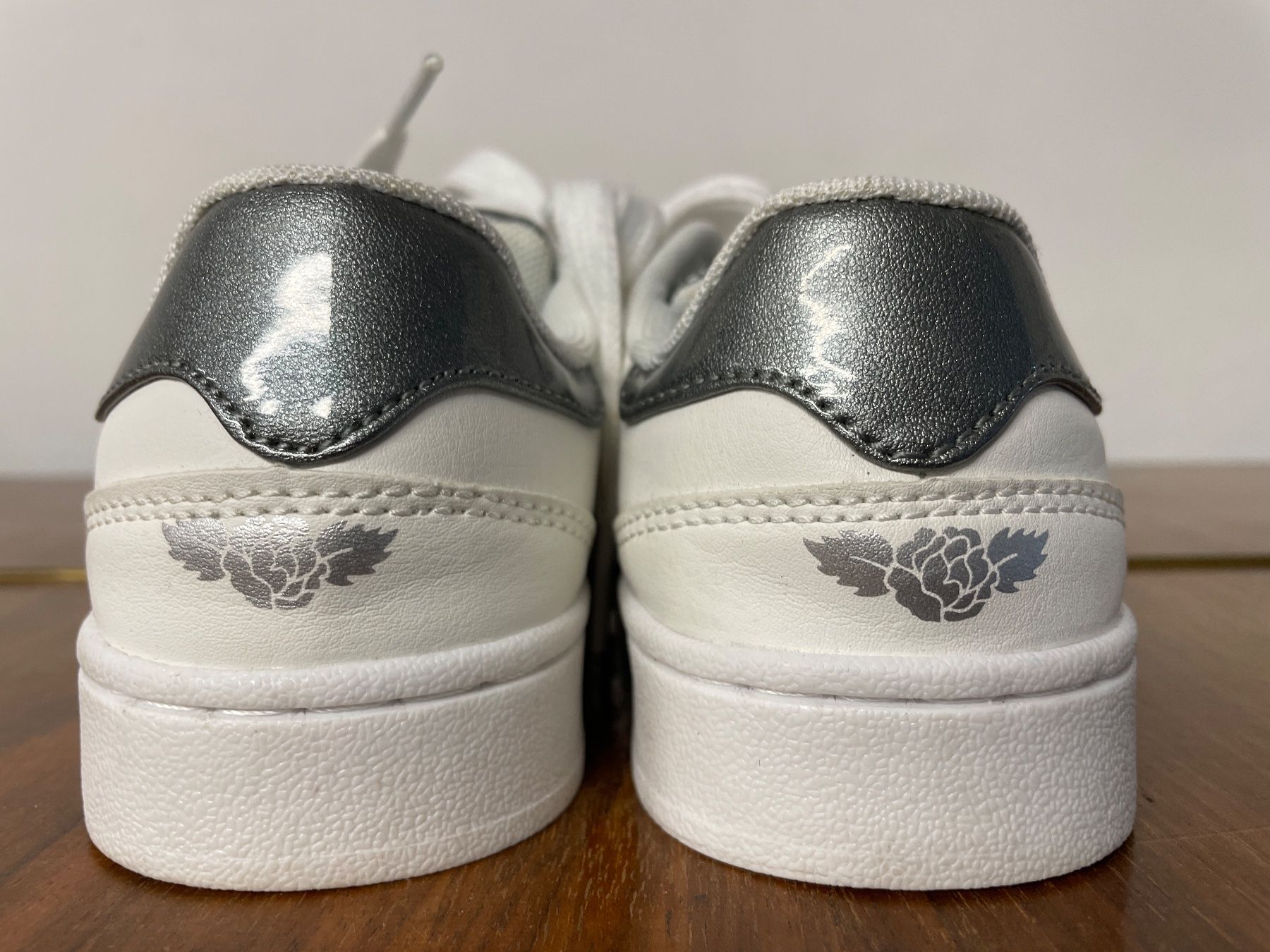 Scarpe per ragazze: Weiss-silberne LELLI KELLY Sneaker Gr. 32 – Usato da Frasnacht venduto da GracyStore 1