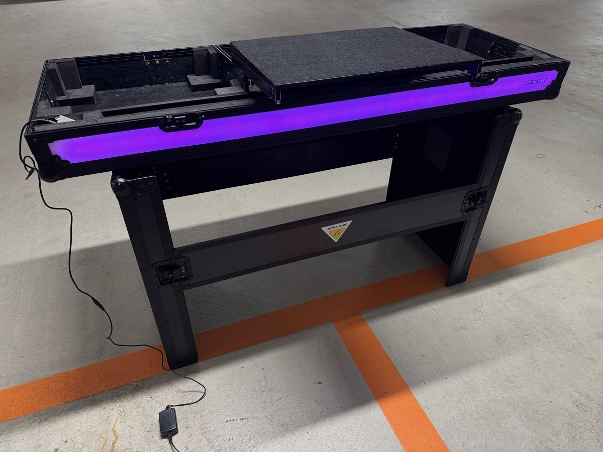 Behringer Console di mixaggio: DJ Pult / Case  Behringer mit LED Licht schwarz – Usato da Ehrendingen venduto da Sansav