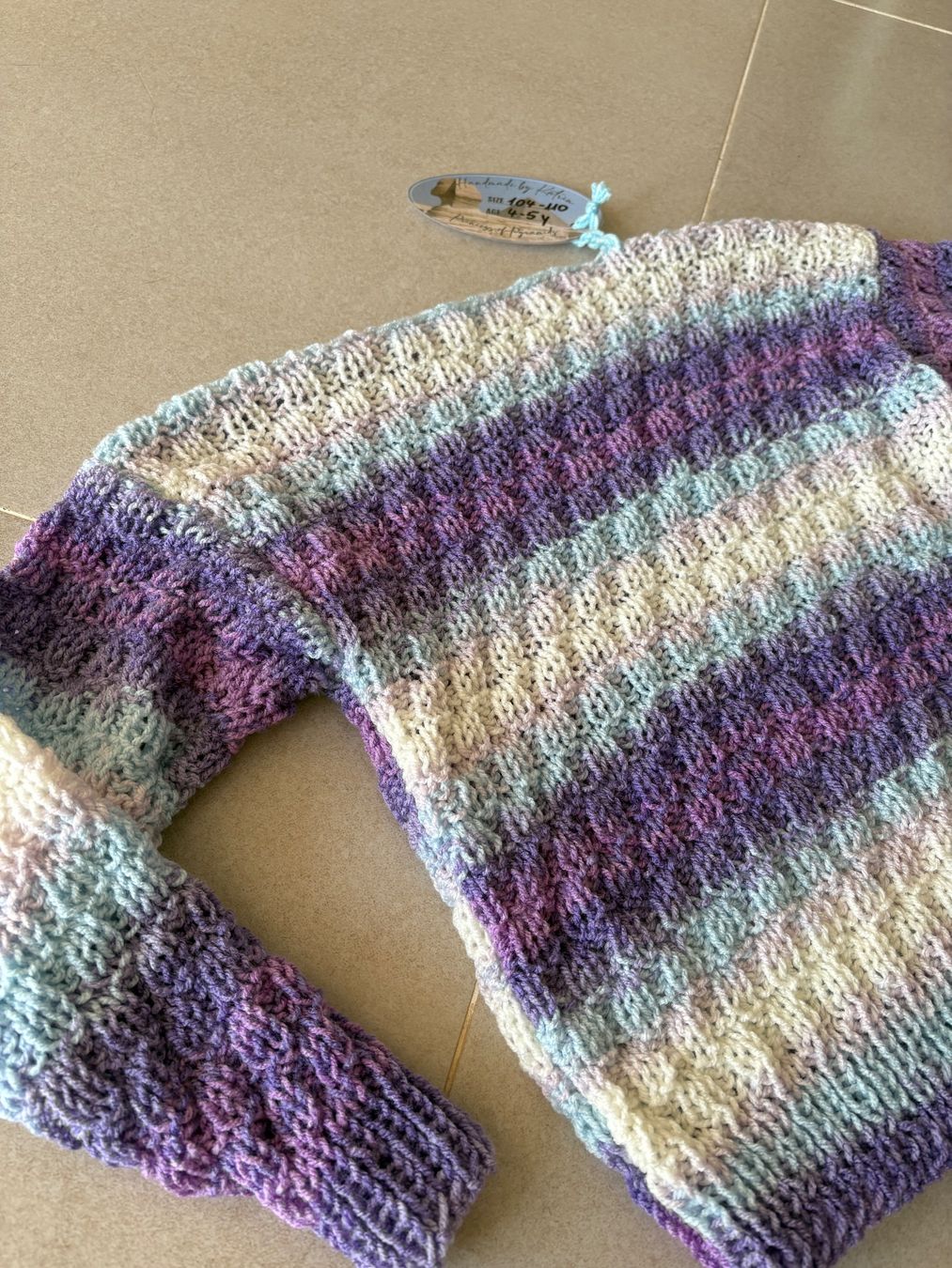Maglioni & Felpe: Handgestrickter Pullover Streifen Grösse 104-110 neu – Nuovo e nell'imballaggio originale da Basel venduto da Tierschutz-Flohmi 1