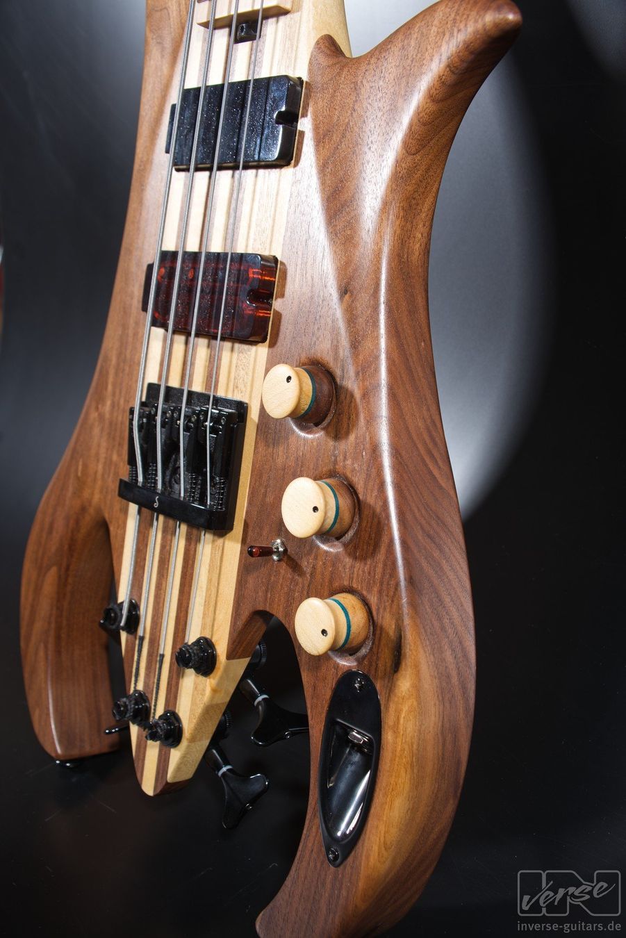 Strumenti musicali: INVERSE GUITARS Walnut Manta Bass – Nuovo e nell'imballaggio originale da Schaffhausen venduto da Saitensprung_SH 7