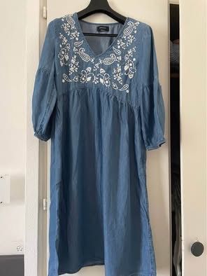 Robe d'été légère en jean avec broderies - Taille M
