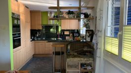 Moderne U-Küche in hellem Holz-Finish, Top Zustand!