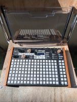 Synthstrom Deluge mit Decksaver und SD Karte