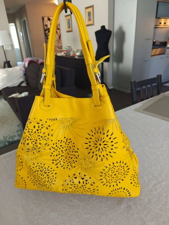 Elegante Lederhandtasche in Gelb mit Cut-Out-Muster