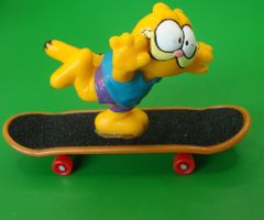 Garfield Einbeinstand auf Rollbrett blaues Hemd Bully 1986
