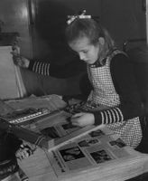 Vintage Hans Staub (1894-1990), Mädchen bei Handarbeit